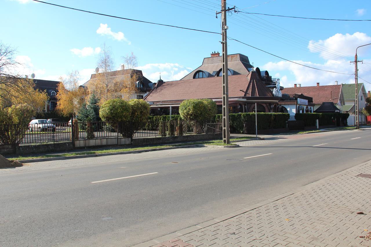 Karikas Hotel Hajdúszoboszló Exteriör bild